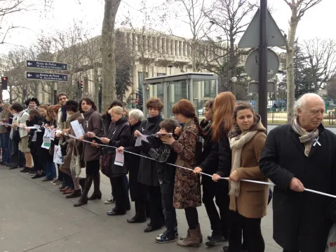 Vidéo et photo : flash-mob devant l'ambassade de Russie à Paris