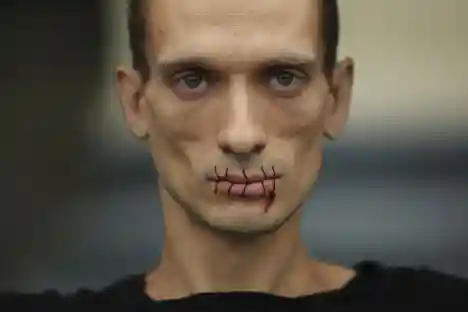 Bouche cousue pour soutenir les Pussy Riot