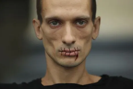 Bouche cousue pour soutenir les Pussy Riot