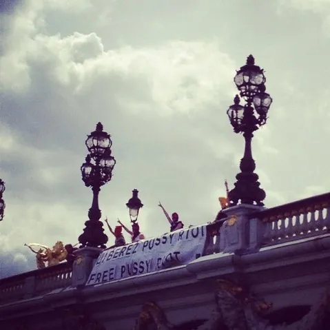 Photos : Action Free Pussy Riot sur le pont Alexandre III