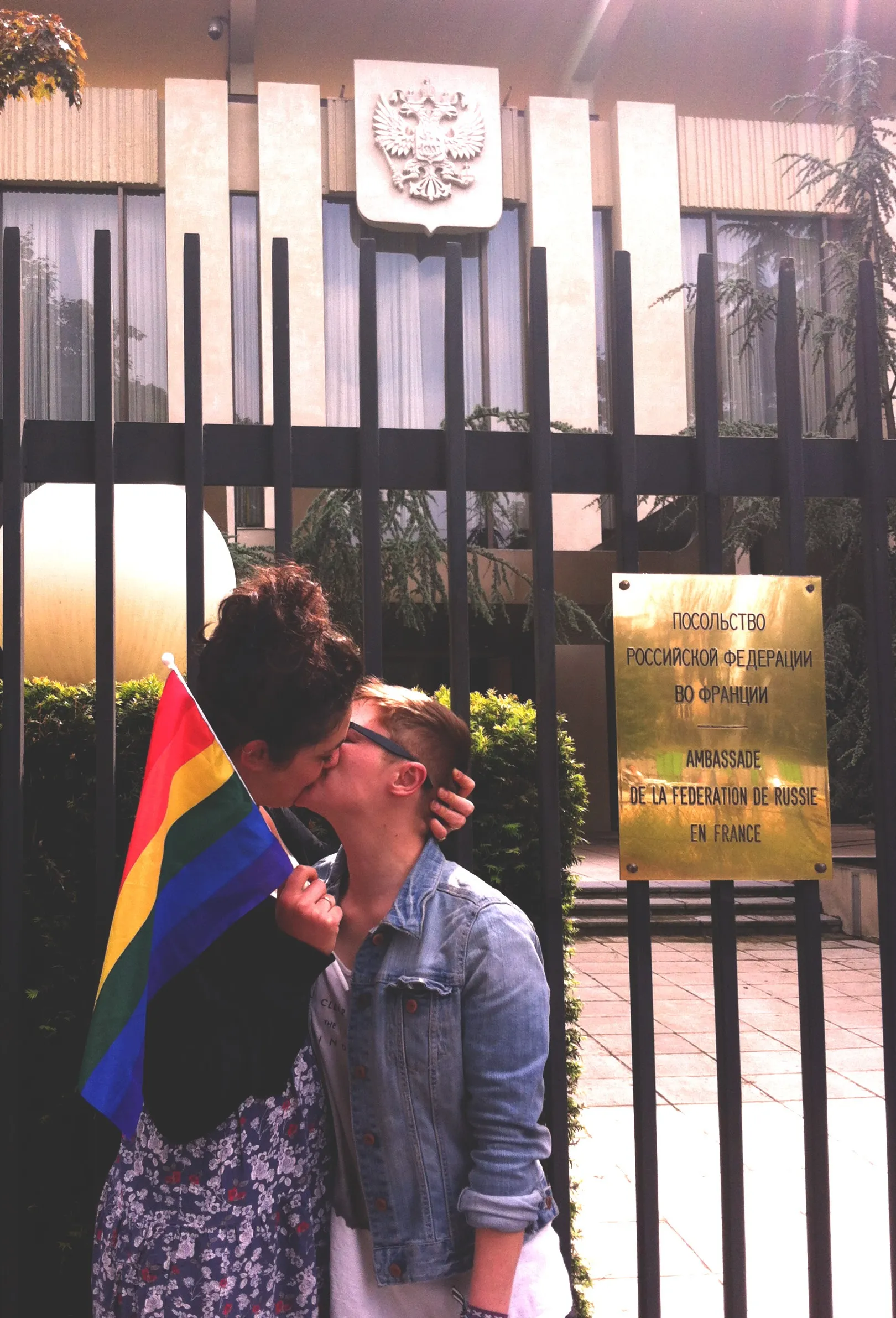 L'action devant l'Ambassade russe: stop à la loi homophobe !