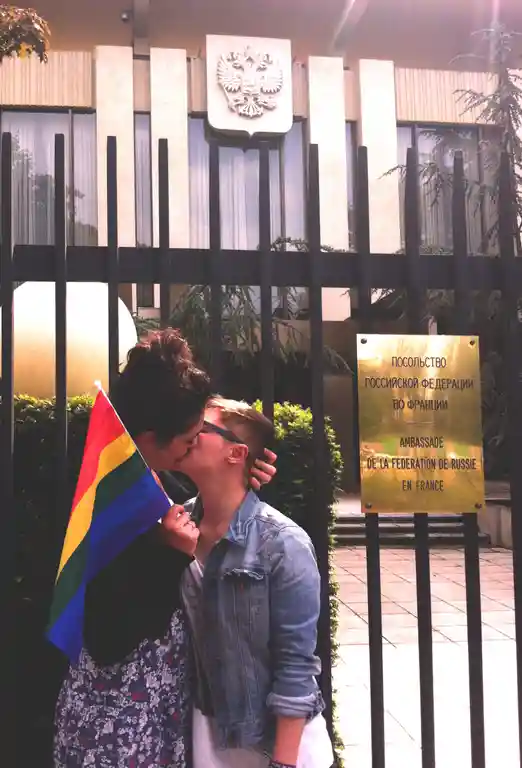 L'action devant l'Ambassade russe: stop à la loi homophobe !