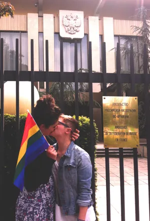L'action devant l'Ambassade russe: stop à la loi homophobe !