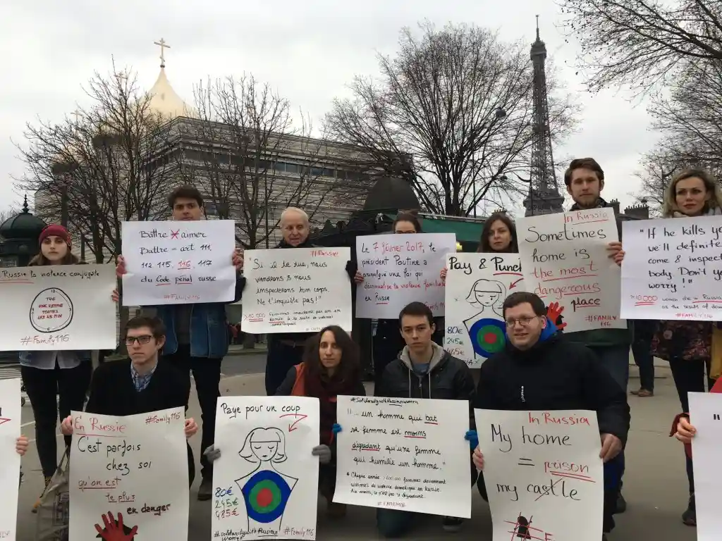 Les mouvements de manifestations contre la décriminalisation des violences  domestiques en Russie se répandent en Europe.