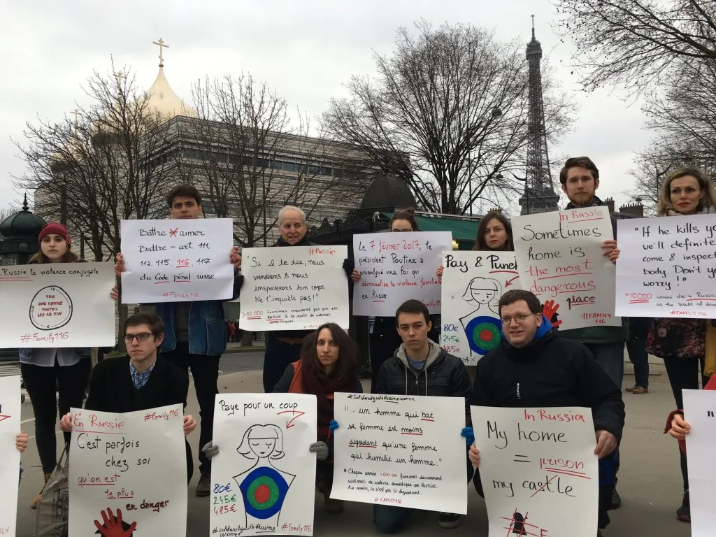 Les mouvements de manifestations contre la décriminalisation des violences  domestiques en Russie se répandent en Europe.
