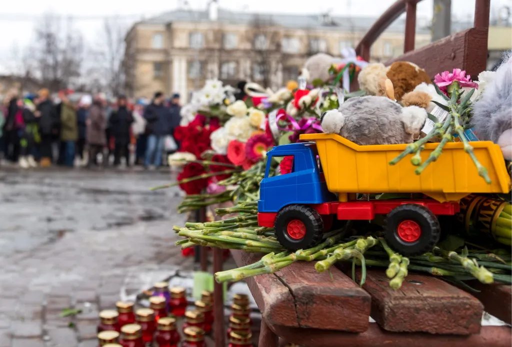 Ce 25 mars 2018, dans un centre commercial de la ville de Kemerovo (région de Sibérie), un incendie a fait plus de 64 victimes, dont de nombreux enfants.