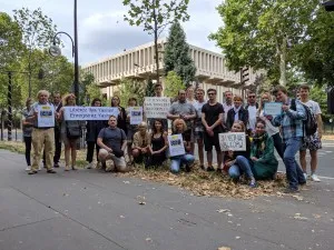 Nous avons manifesté le 3 août à 11:00 devant l’ambassade de Russie à Paris.