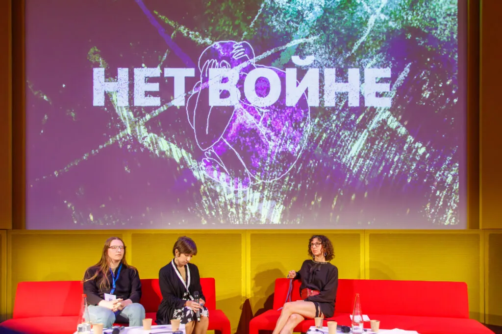 Présentation de projets d'Animators Against War (Sofie Grozovski, Daria Yurishcheva et Eliza Olkinitskaya). Inscription en russe "NON A LA GUERRE"
