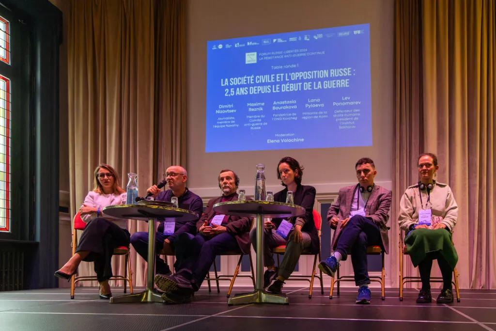 Table ronde 1 : La société civile et l’opposition russe – 2,5 ans depuis le début de la guerre Photo par Nikita Mouraviev