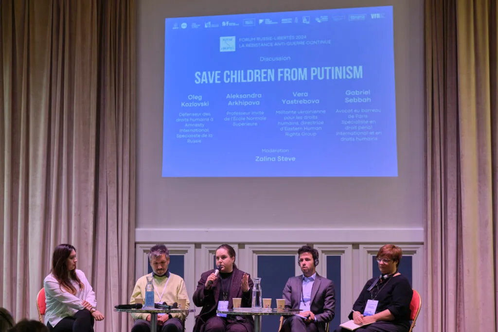 Discussion : Save children from putinism photo par Denis Galitsyn