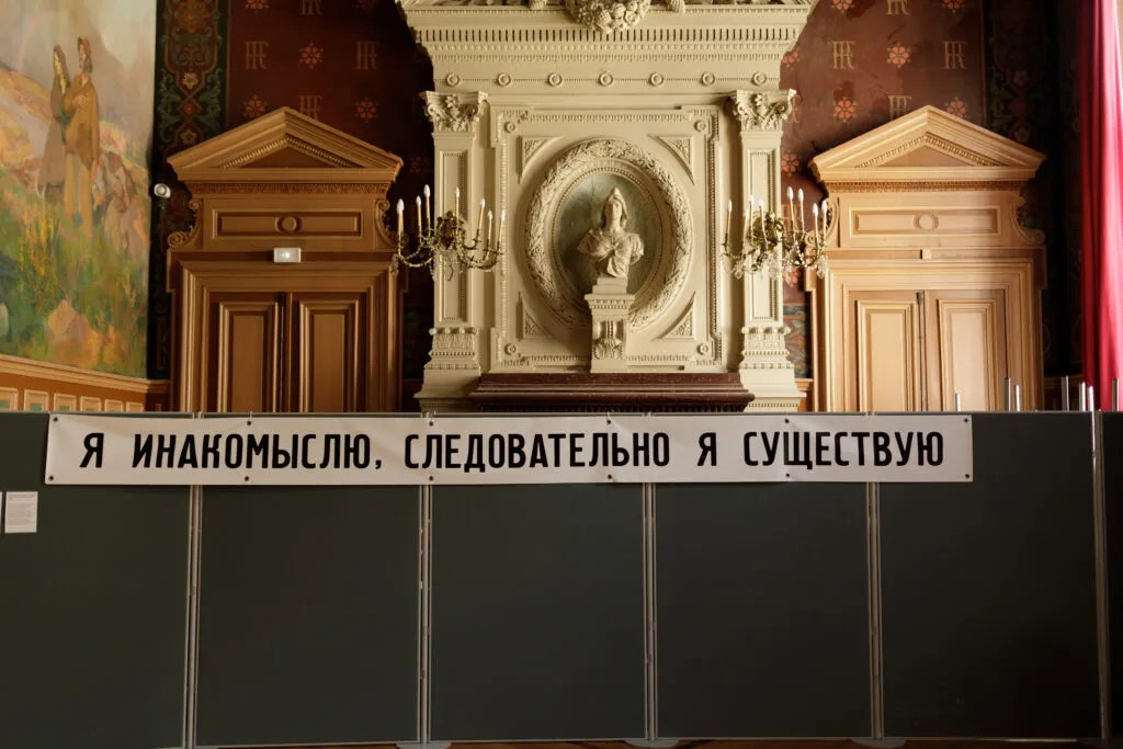 «Je pense autrement, donc je suis.» Une référence à Descartes, affirmant que penser autrement, c’est exister