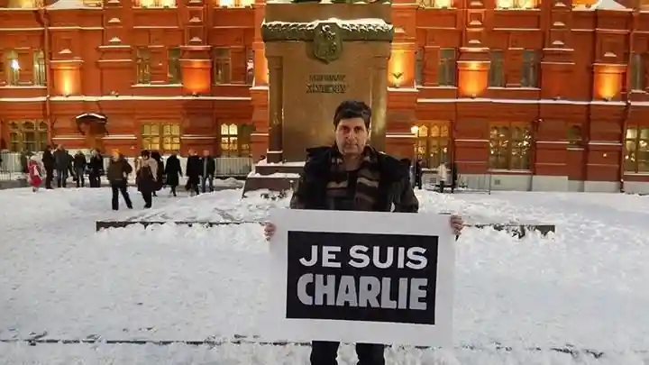 5 ans de prison pour une pancarte #JeSuisCharlie : non aux condamnations de citoyens russes.
